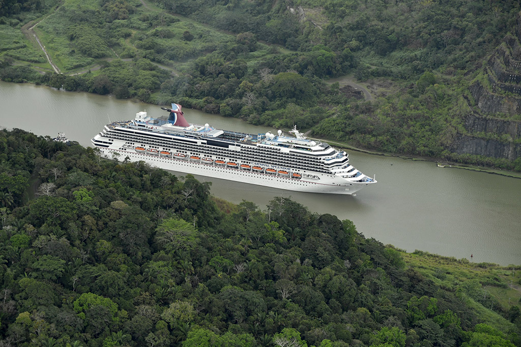 Carnival Splendor im Panamakanal